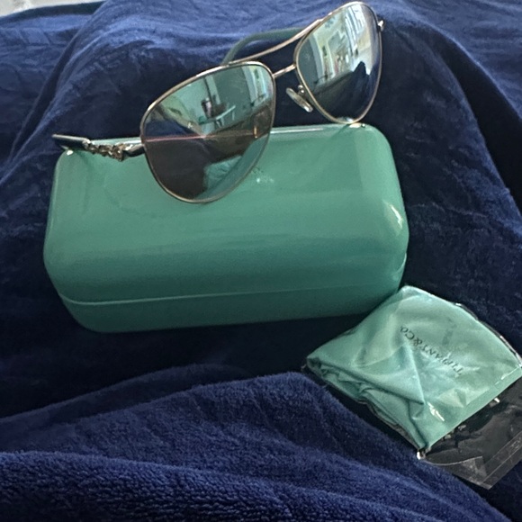 Aviator Sunglasses with Teal Case